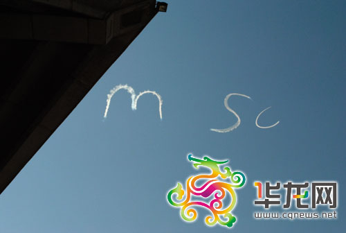 悉尼男子驾飞行器天空写字求爱(图)
