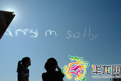悉尼男子驾飞行器天空写字求爱(图)