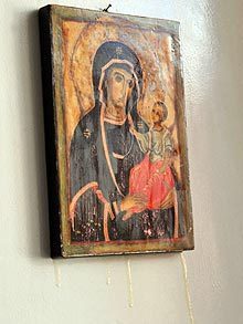 法国一圣母玛利亚画像流泪 上千人参观