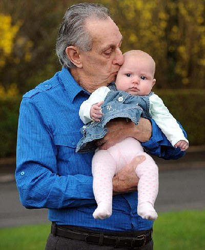 76岁老翁成英最年长奶爸 已是3人曾祖父