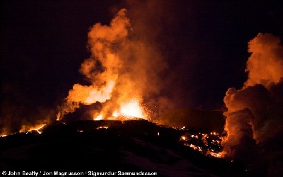 英国摄影师冒生命危险拍摄冰岛火山喷发奇景