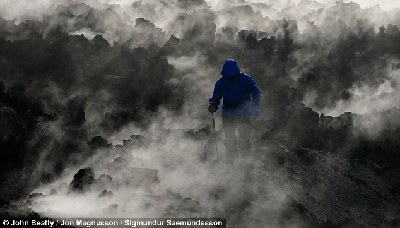 英国摄影师冒生命危险拍摄冰岛火山喷发奇景