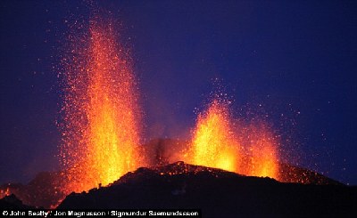 英国摄影师冒生命危险拍摄冰岛火山喷发奇景