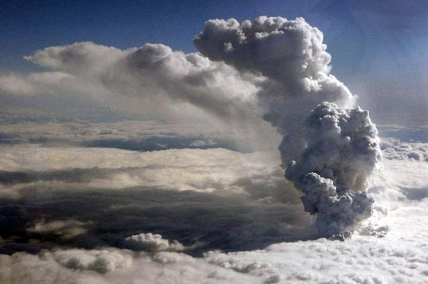 英国摄影师冒险拍“火山写真”[组图]