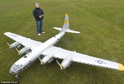 世界最大模型飞机不惧火山灰 趁封闭领空展翼翱翔
