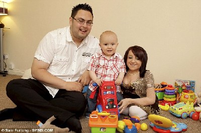 英国最矮母亲冒险怀孕 14月大儿子比自己“高”