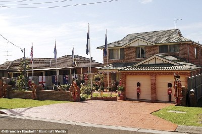 英王室粉丝自制“王座马桶” 住所俨然“小白金汉宫”