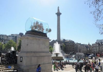 伦敦一广场展出“瓶中船” 纪念特拉法尔加海战