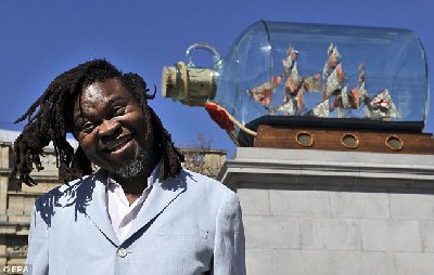 伦敦一广场展出“瓶中船” 纪念特拉法尔加海战