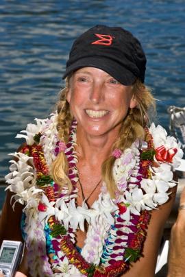 英42岁女环保主义者创历史 独自划船横渡太平洋