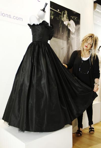 戴安娜“标志性”黑色低胸晚礼服拍出近20万英镑