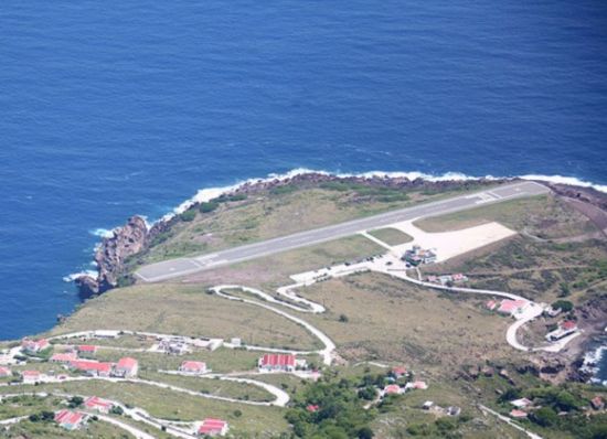 12座最独特机场：曼谷机场跑道间建高尔夫球场