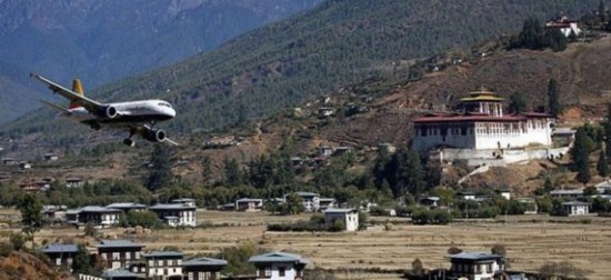 12座最独特机场:曼谷机场跑道间建高尔夫球场