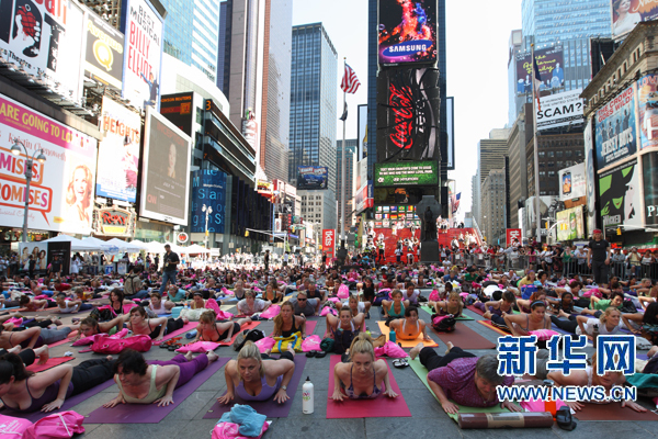 纽约时报广场千人集体瑜伽迎接夏至(组图)