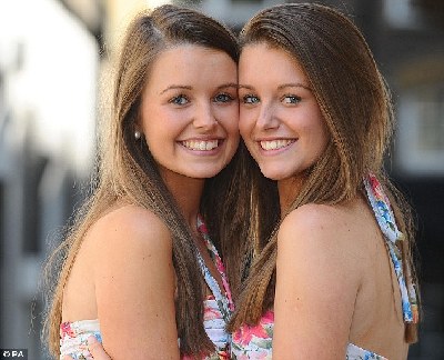 18岁美女双胞胎当选“全英最相像双胞胎”
