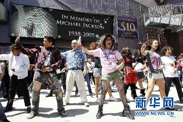 世界各地杰克逊歌迷举办各种纪念活动(组图)
