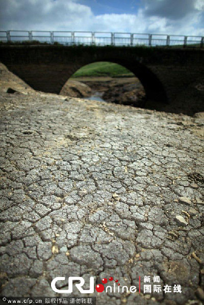 英格兰遭遇近百年来最严重旱情 水库干枯