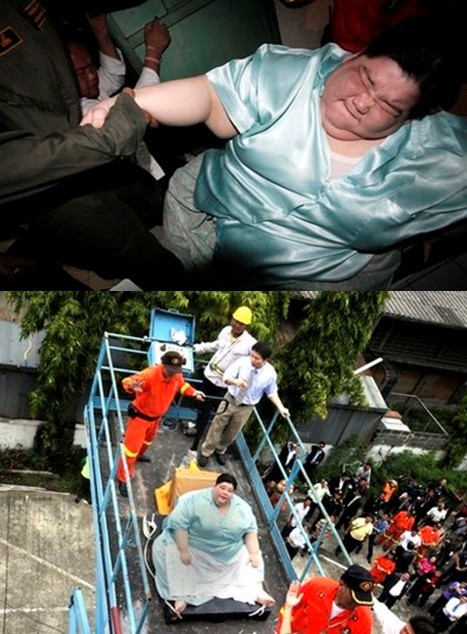 泰国最胖女子三年足不出户 为上医院铲车接驾还拆房