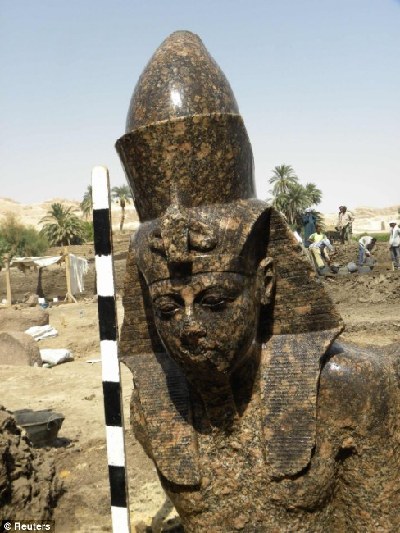埃及出土3400年前法老雕像上半部分 高1.3米