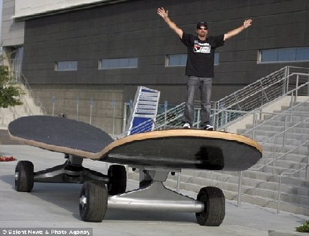 世界最大滑板亮相美国加州 长11米重1.7吨