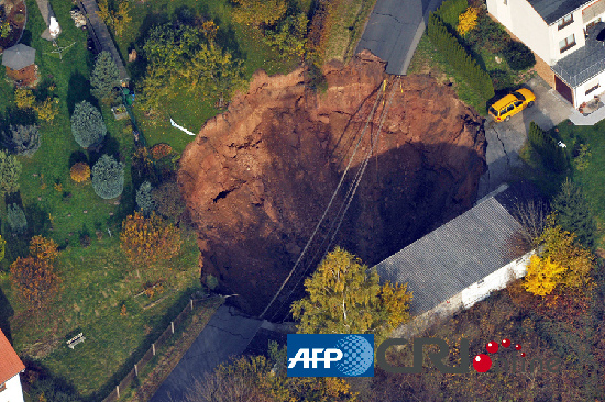 德国小镇深夜突发地陷 出现一个12米深大坑