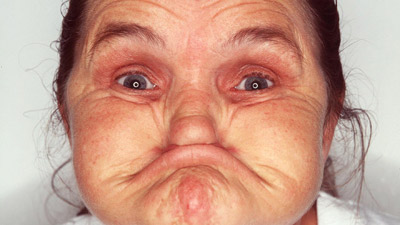 英老太成首位吉尼斯世界纪录最丑女 27次鬼脸比赛夺冠