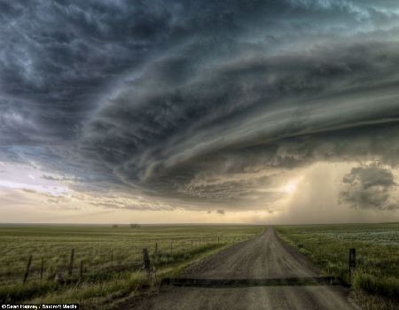 美国电工拍到神奇的超级单体风暴——“上帝之眼”