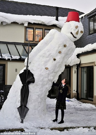 英国近五米高雪人斜而不倒 有望坚持到圣诞节