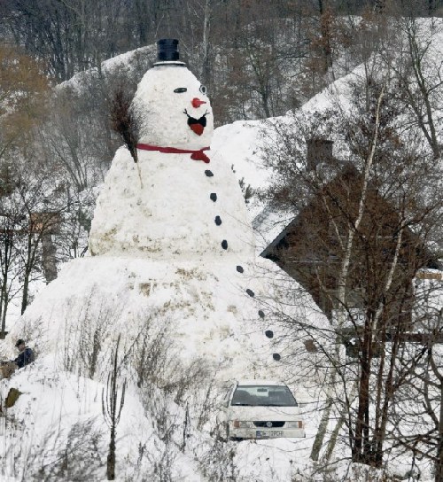 交通锥标作鼻子 波兰打造世界最大雪人