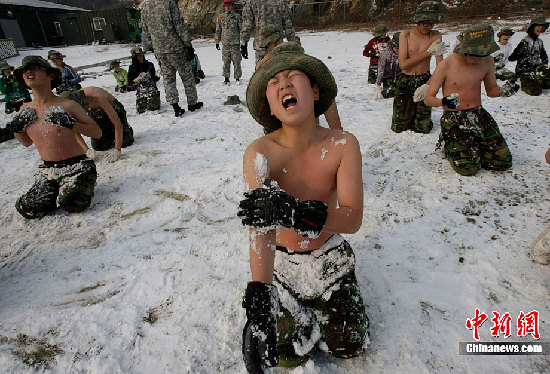 组图：韩国中小学生赤膊在雪地中军训