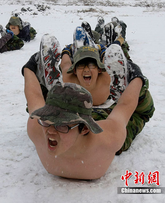 组图：韩国中小学生赤膊在雪地中军训