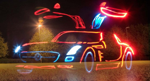 英男子用LED钥匙环“画”出“光速汽车”(图)