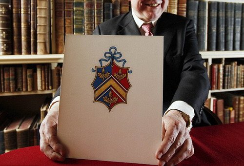 英准王妃全家获专属盾形徽章 图案简单橡树果为主