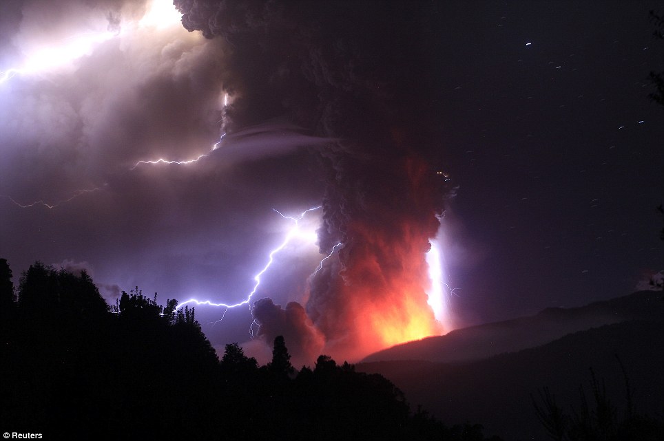 组图：智利火山喷发伴随电闪雷鸣 场面蔚为壮观