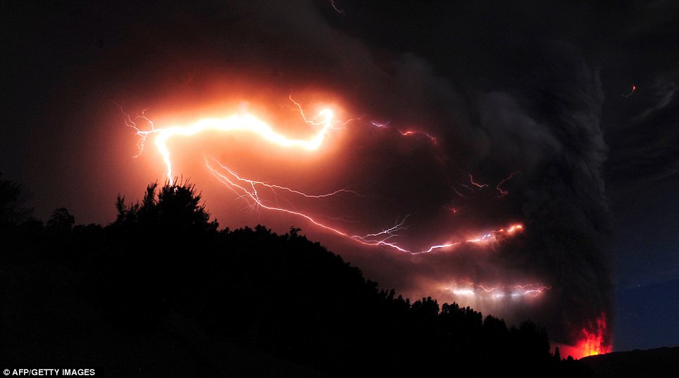 组图：智利火山喷发伴随电闪雷鸣 场面蔚为壮观