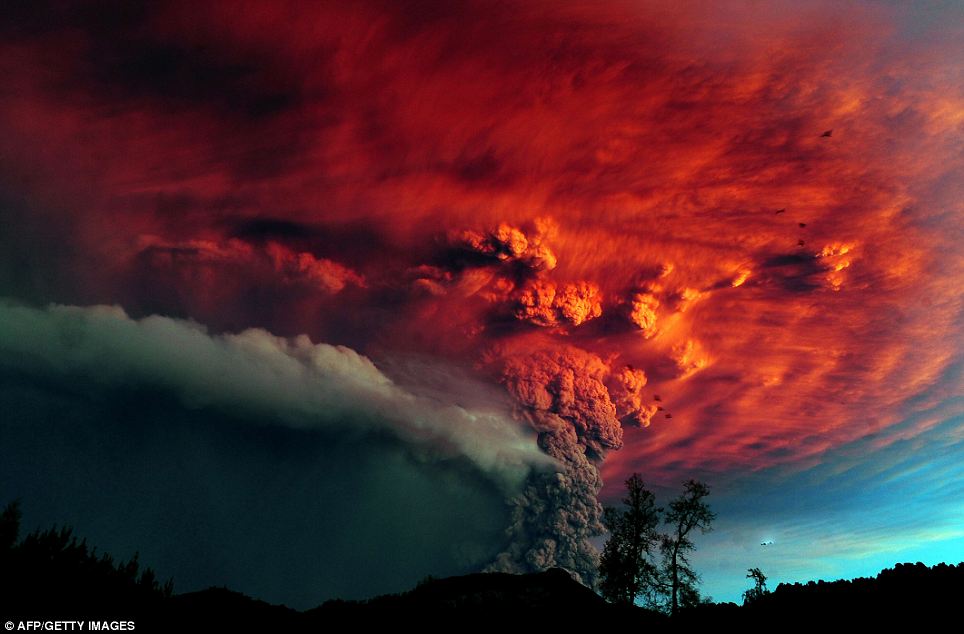 组图：智利火山喷发伴随电闪雷鸣 场面蔚为壮观