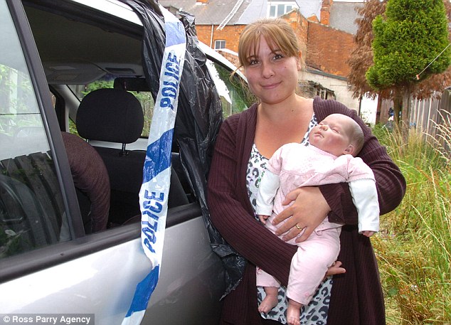 英国警方误把仿真娃娃当婴儿 打破车窗施救闹笑话