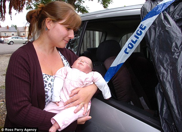 英国警方误把仿真娃娃当婴儿 打破车窗施救闹笑话
