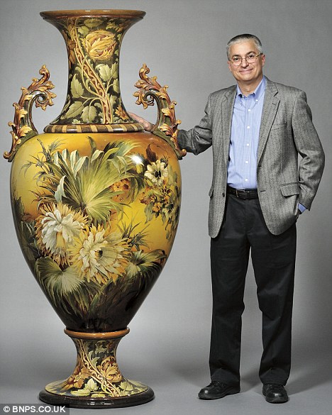 世界上最大花瓶1.9米高 在美拍出上万英镑