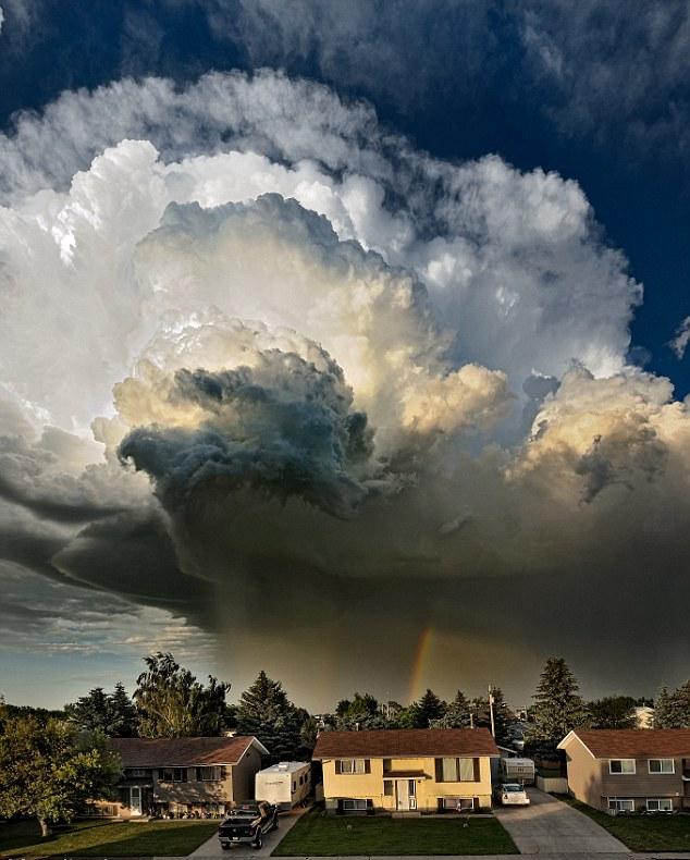 一大波龙卷风来袭 加男子冒险拍摄乌云伴彩虹震撼奇景