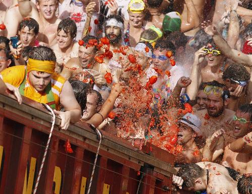 西班牙上演番茄嘉年华 数万人投身红色海洋狂欢嬉戏