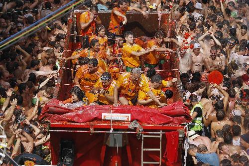 西班牙上演番茄嘉年华 数万人投身红色海洋狂欢嬉戏
