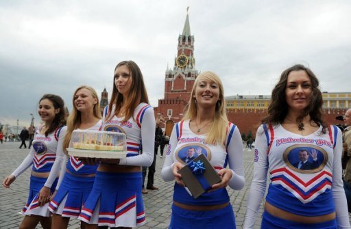 俄罗斯美少女为总统庆生