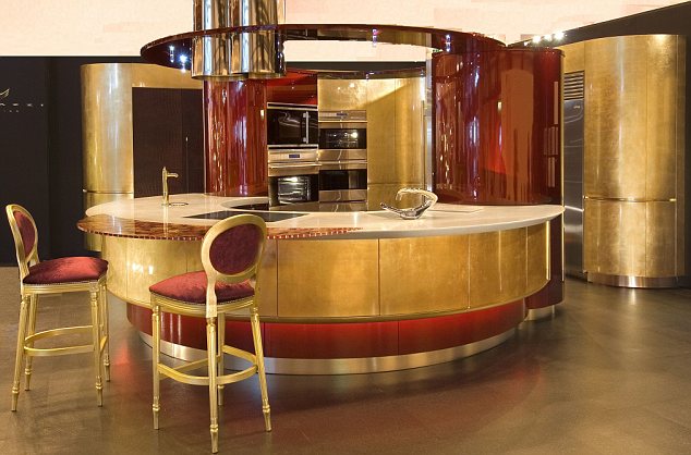水晶吊灯、黄金桌面 30万英镑顶级厨房全球只10套