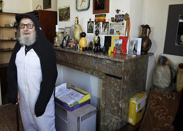 比利时老者狂迷企鹅 40年收藏数千纪念品