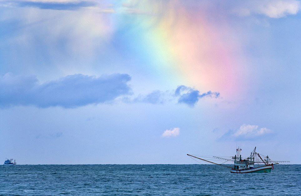 不是拱形也迷人！泰国普吉岛惊现奇妙彩虹“片段”