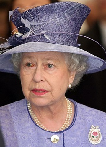 新书揭秘英女王十余年前忧虑 恐查尔斯步爱德华八世后尘