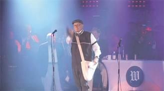 巴菲特在秀场扮报童抛报纸展功力