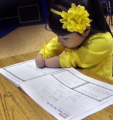 美国华裔无手女孩抱臂写字 夺国家书法特别奖