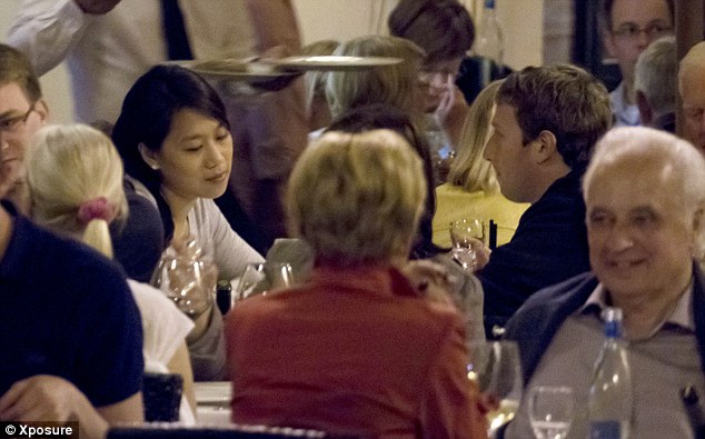 一天内资产缩水13亿英镑 扎克伯格蜜月旅行被拍到愁眉紧锁